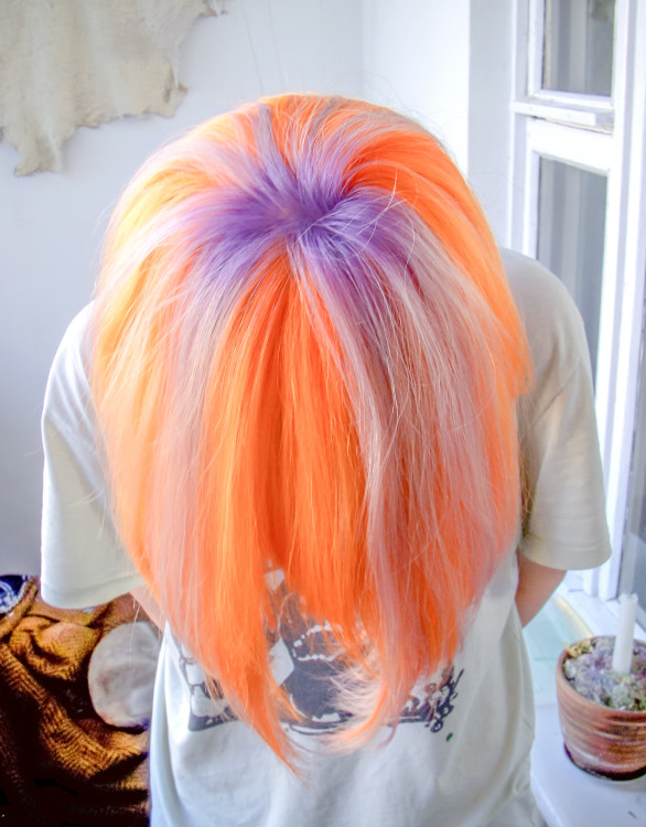 Idea colorata per capelli medi, arancione grigio e viola