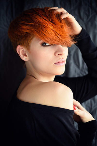 pixie cut color arancio con ciuffo lungo