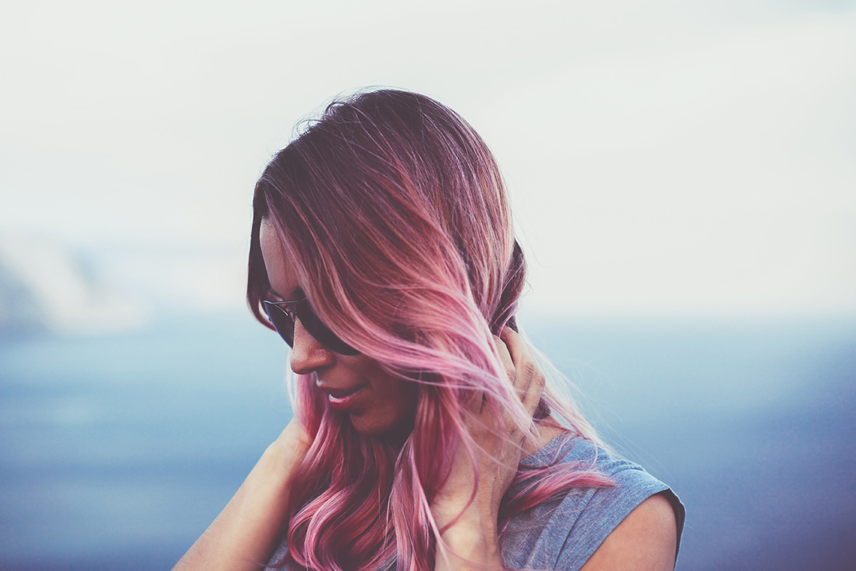 Ragazza pensierosa con capelli rosa