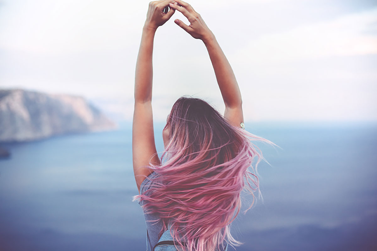 Donna capelli rosa sfondo di mare