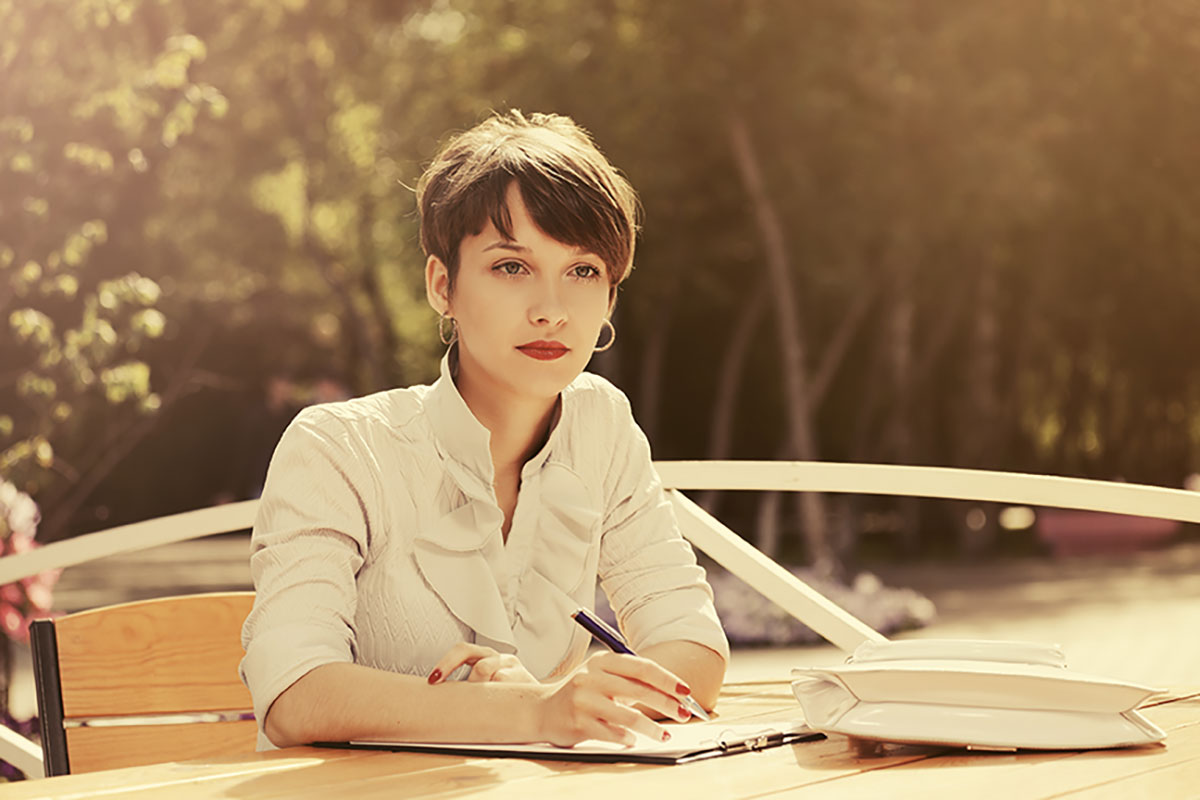 Ragazza elegante a lavoro 