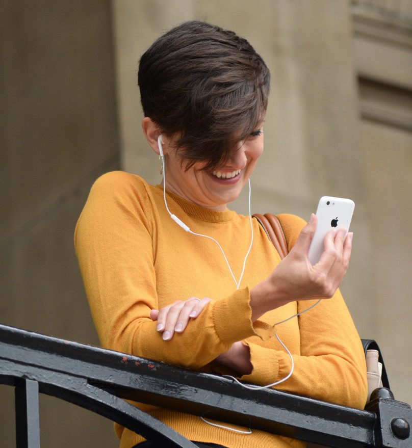 Taglio pixie castano, con frangetta frontale spostata di lato