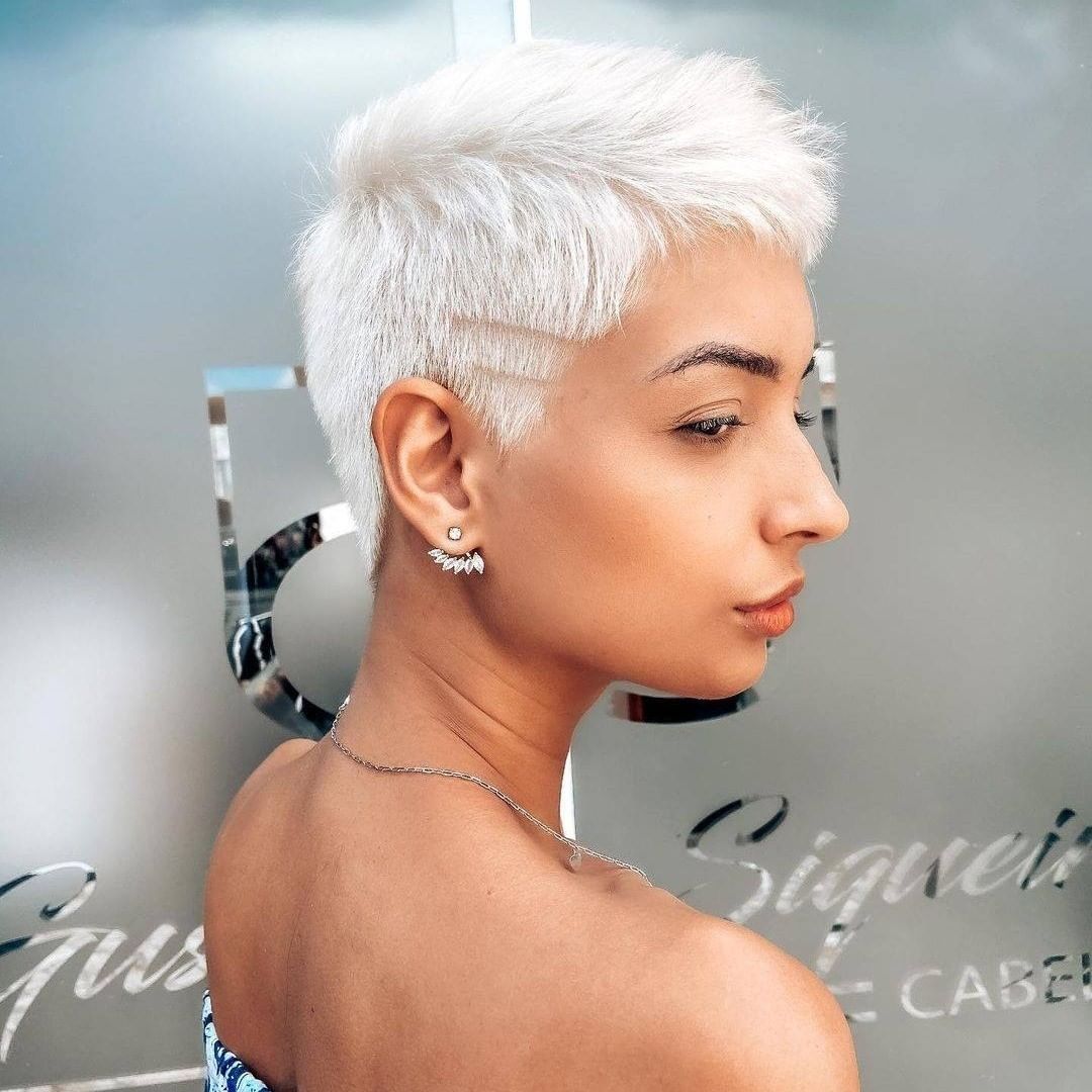 Idea taglio di capelli pixie cut color bianco neve Instagram-@graccicorrea
