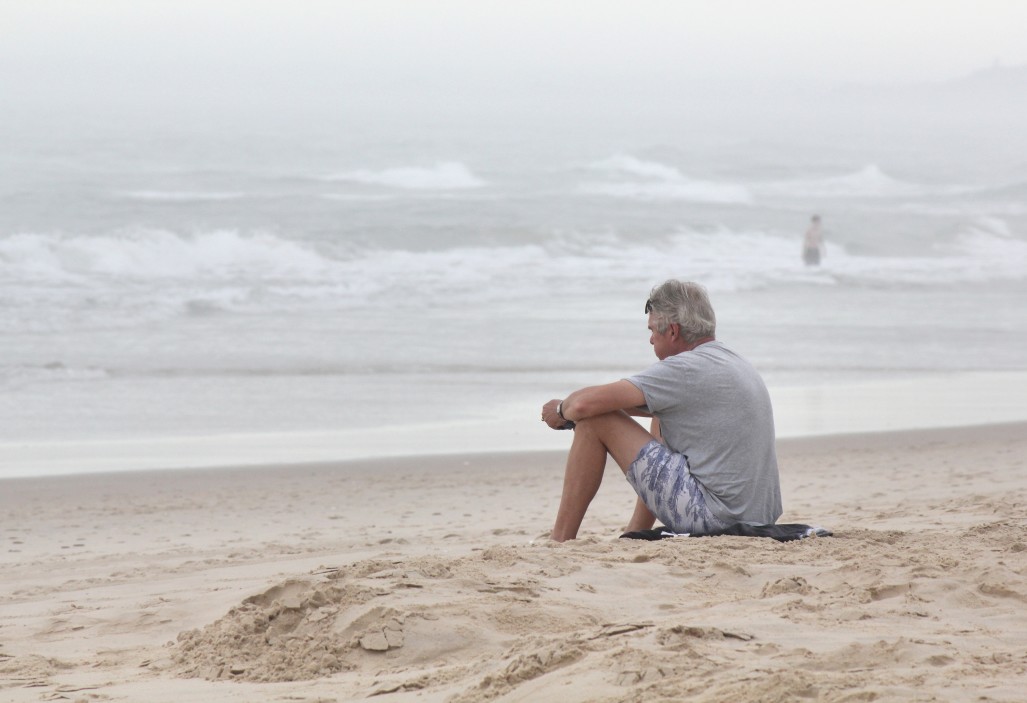 Uomo maturo sulla spiaggia - Foto: @iheartcreative tramite Twenty20