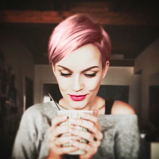 Capelli rosa con ciuffo - Instagram @mademoiselle_pixie