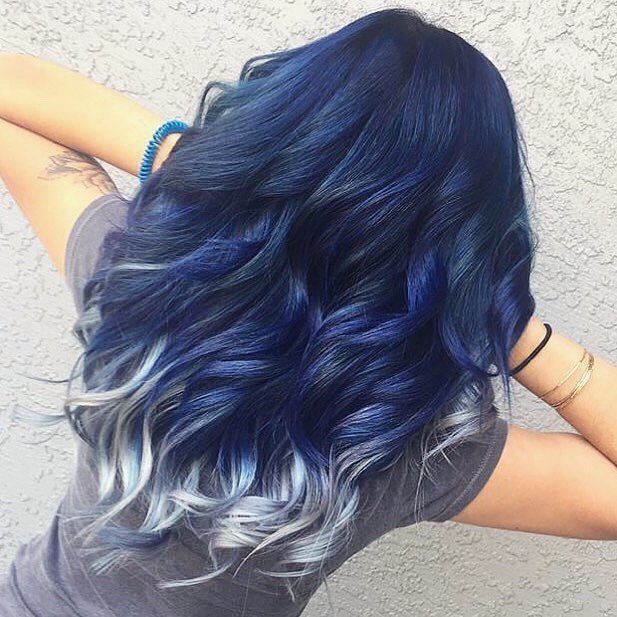 Capelli lunghi blu notte - @nataliegibbs_hair 