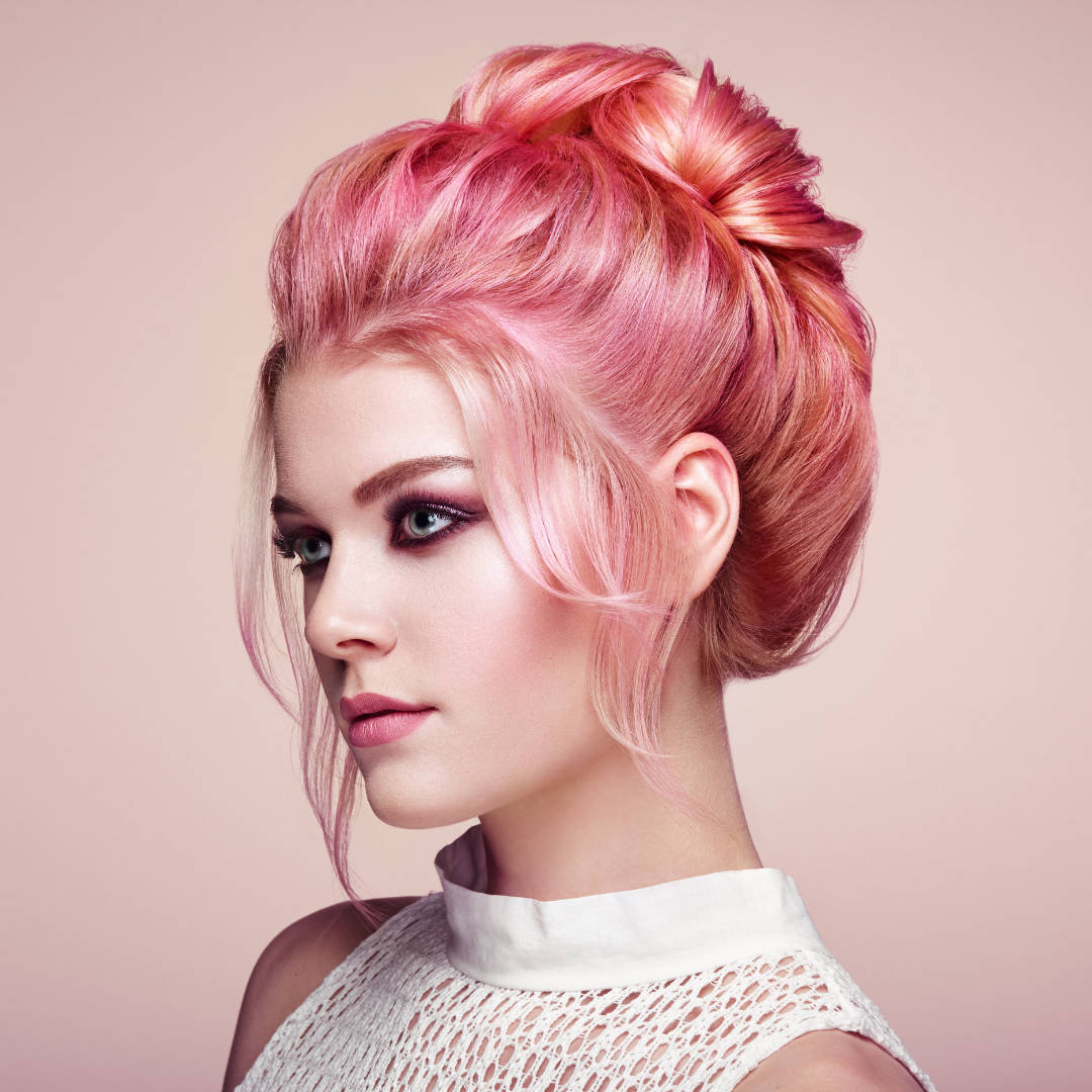 Chignon alto su capelli di colore rosa - @adobestock.com