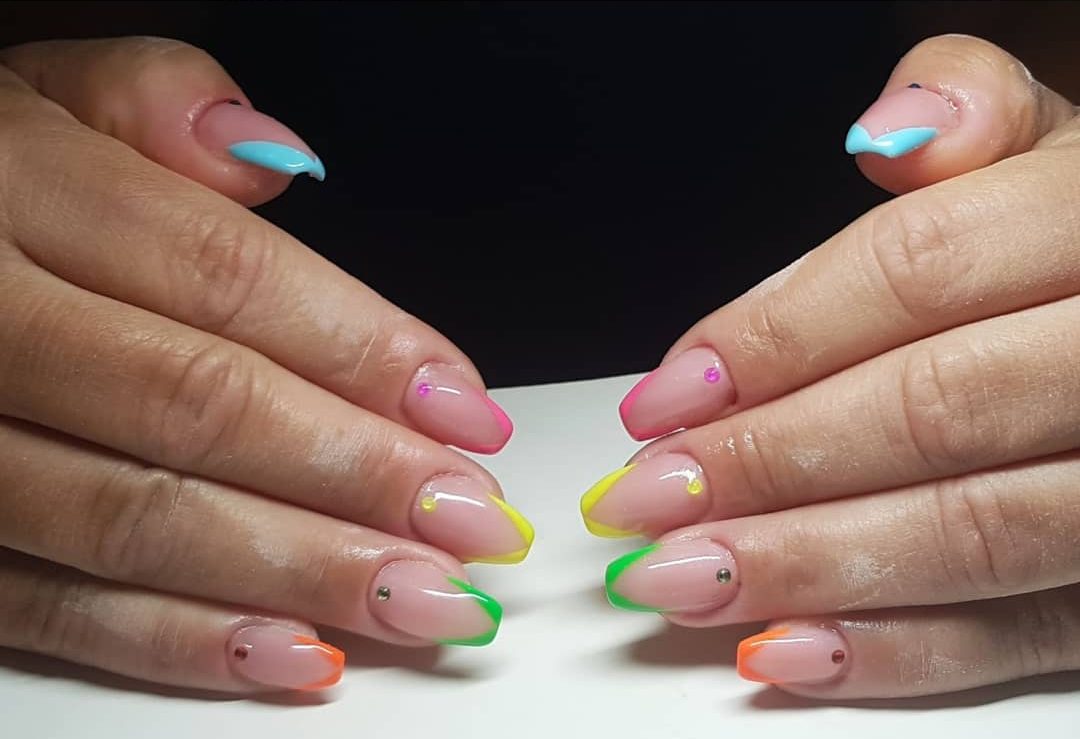 French multicolor unghie a punta -@vikys_nails