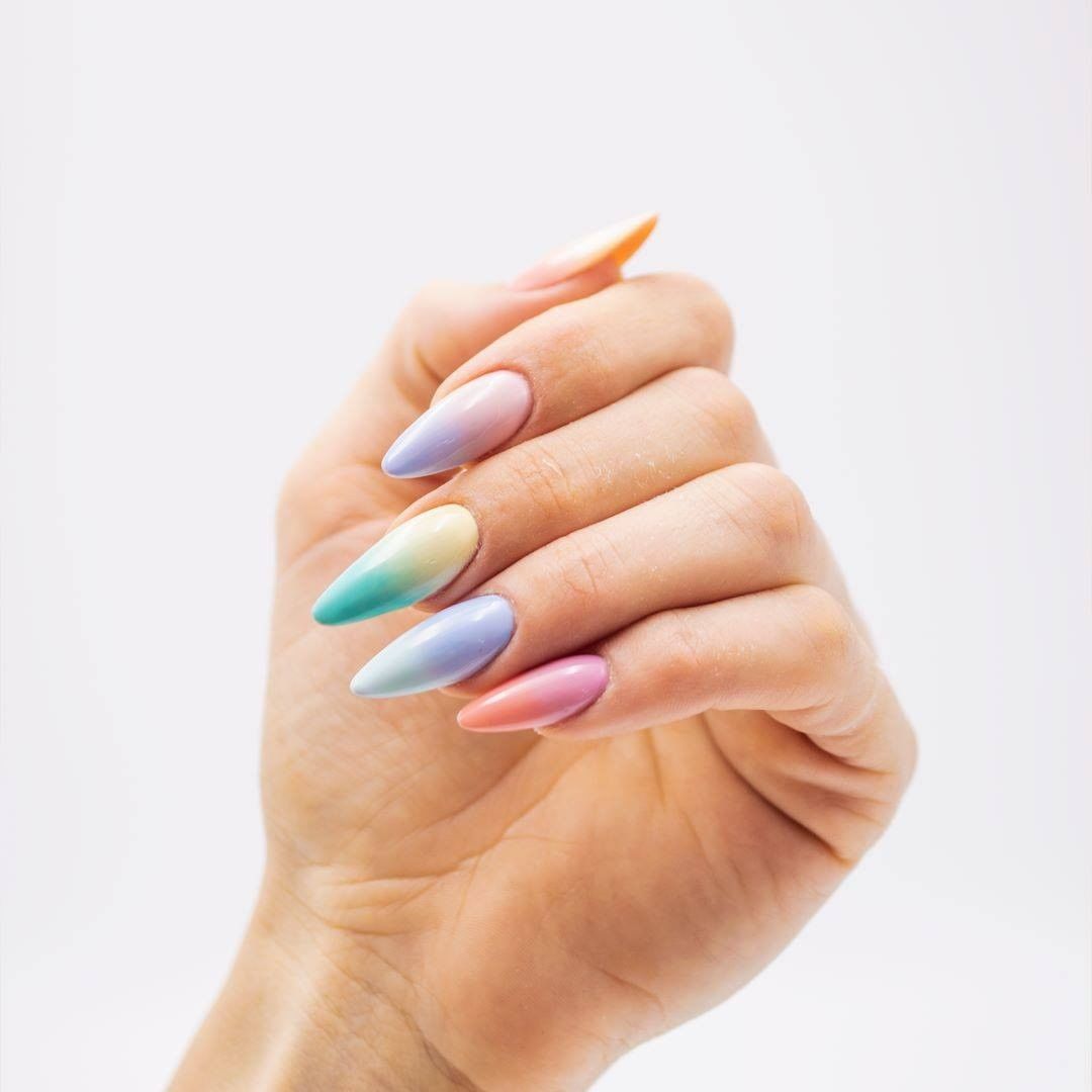 Manicure colori pastello con unghie dalla forma a punta -@ladynail_italia