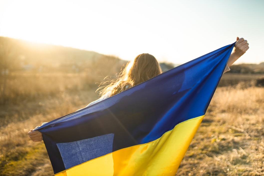 Ragazza con bandiera ucraina