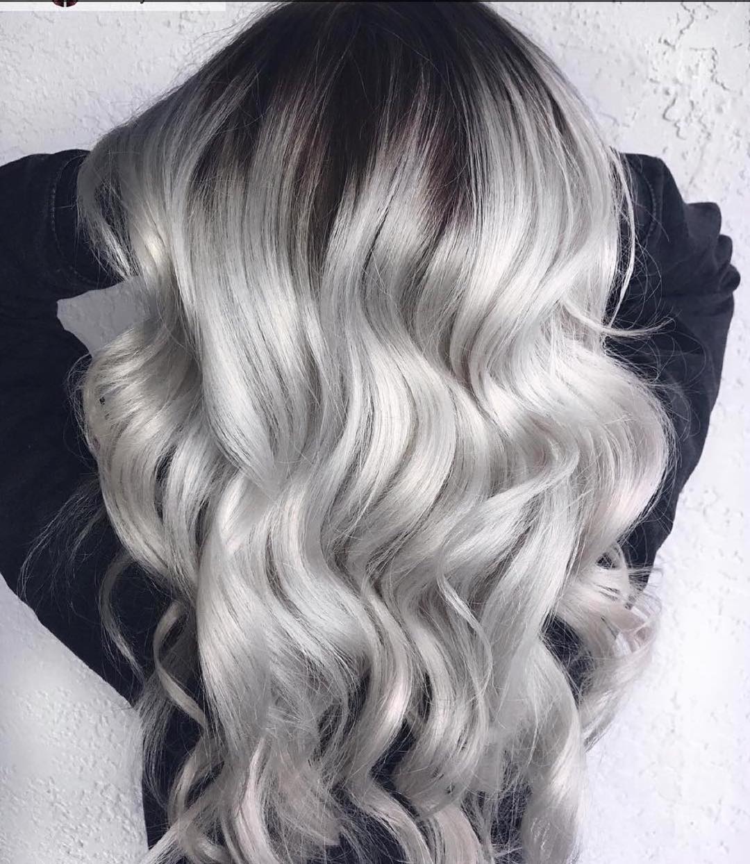 Balayage color grigio argento su capelli lunghi - @presleypo