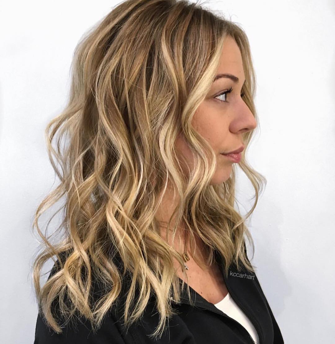 Capelli lunghi con styling mosso - @kccarhart
