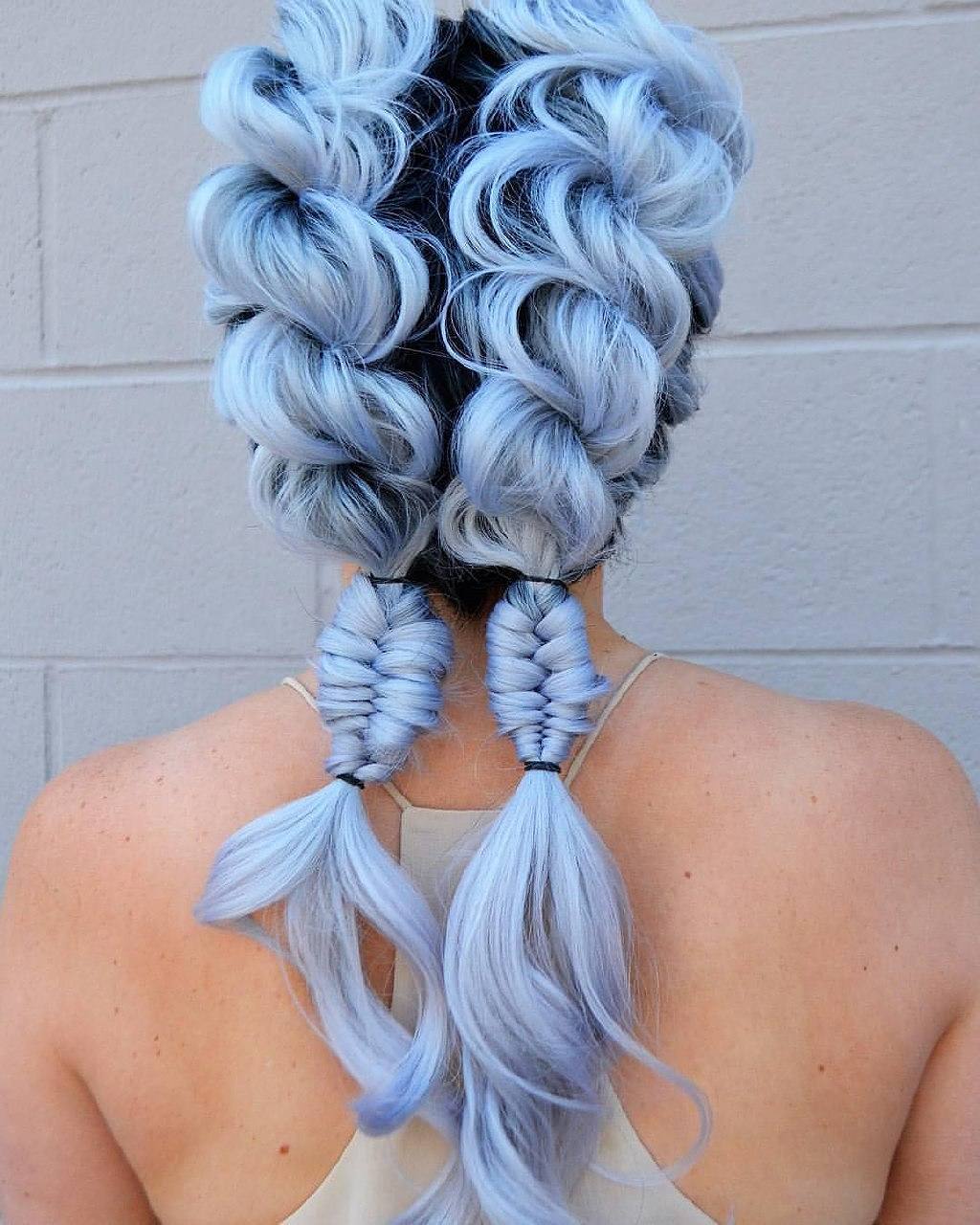 Varie trecce su capelli azzurri