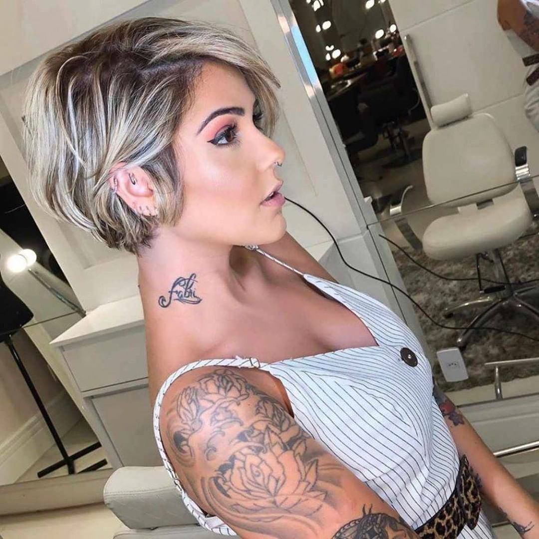 Capelli biondi con tatuaggi