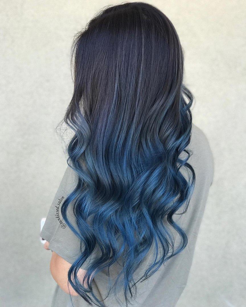 Capelli blu sfumati su taglio lungo - @hairbykacie1 