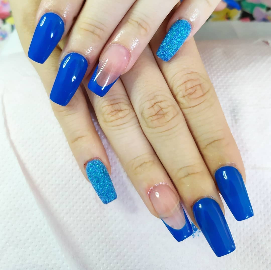 Ricostruzione unghie blu elettrico - @nails_by_rya_