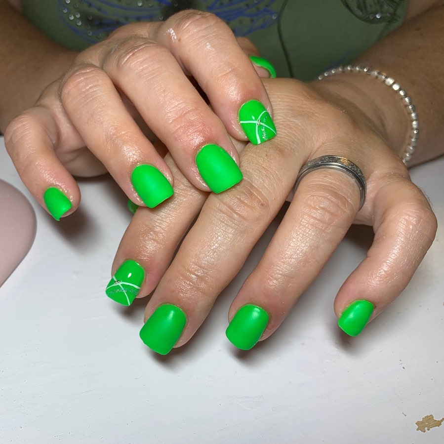 Unghie verde fluo quadrate - @valedarv_nails