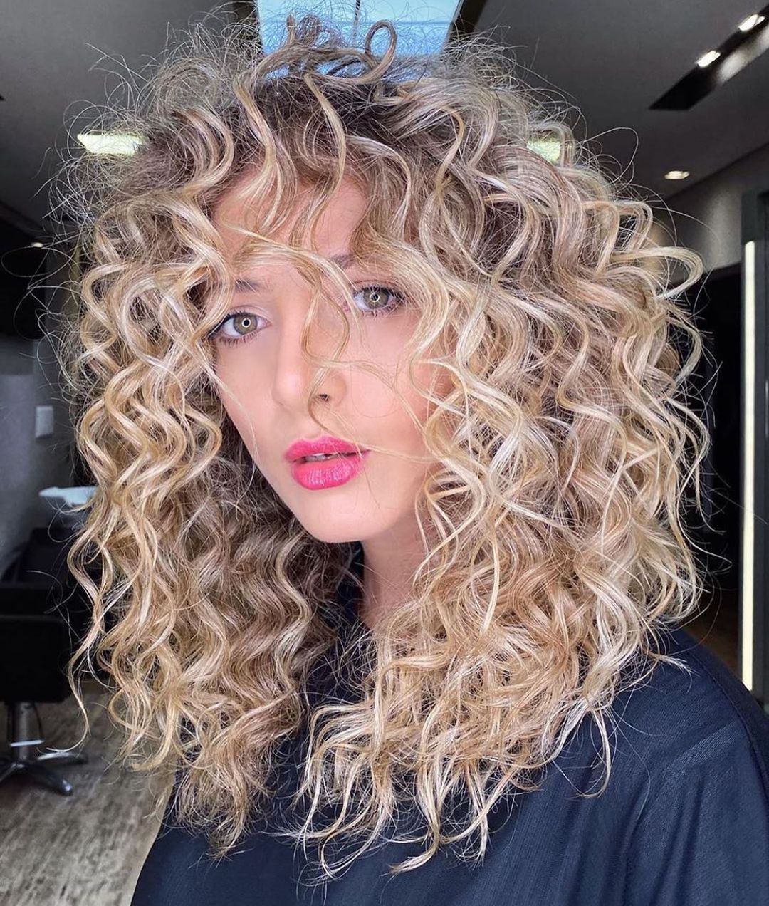 Balayage Biondo Su Capelli Lunghi Con Styling Mosso O Riccio Alcune 