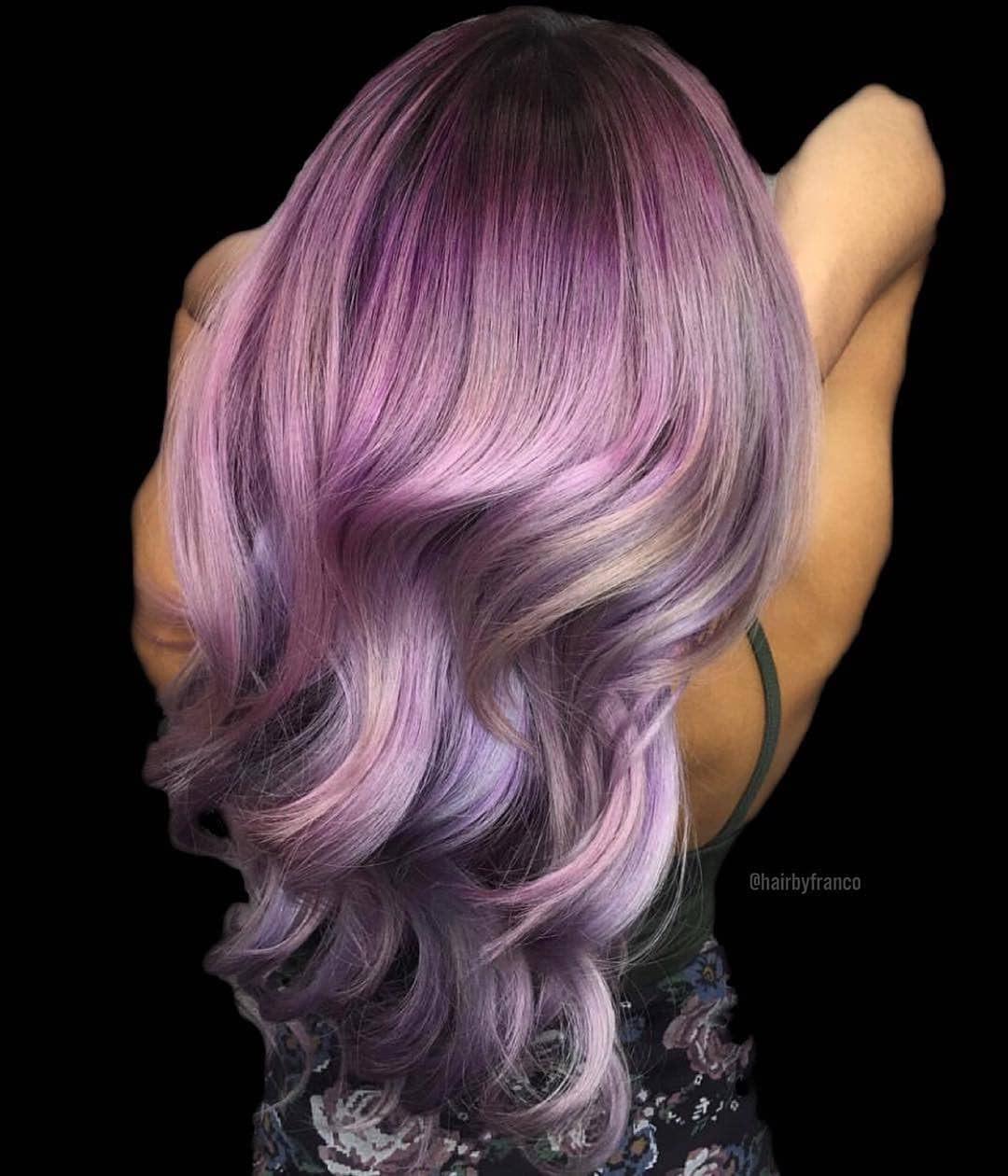 Vibranti capelli viola lunghi