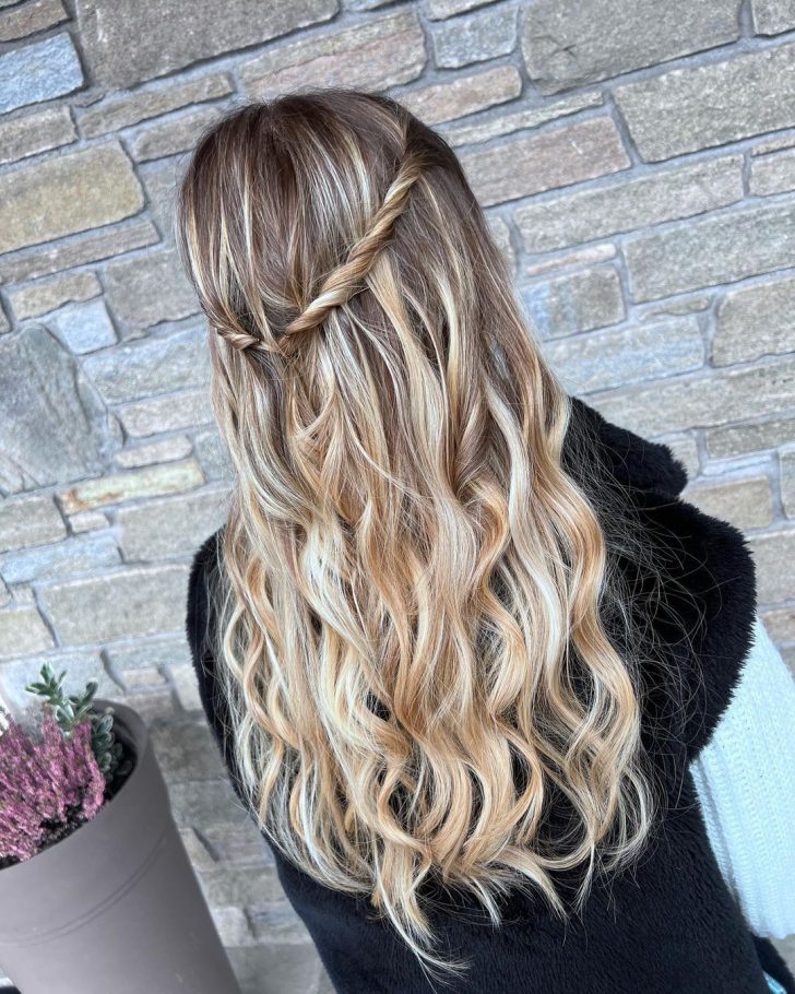 Idea Acconciatura Con Treccia Per Capelli Lunghi Mossi E Biondi