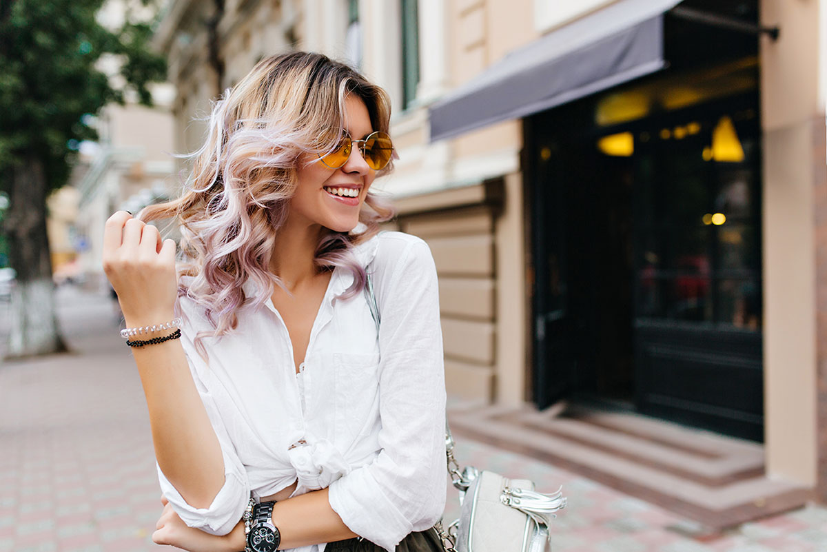 Ragazza che si tocca i capelli