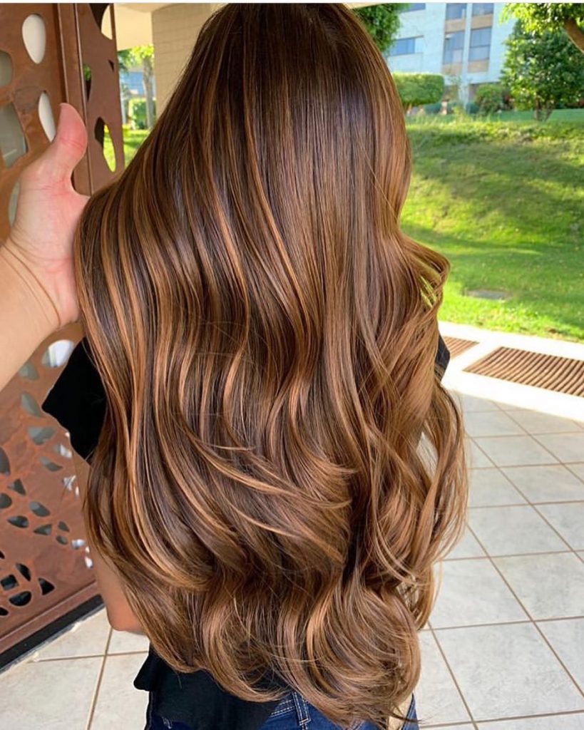 Balayage caramello su capelli lunghi e castani