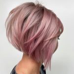 Capelli a caschetto rosa con sfumature - Instagram @headrushdesigns