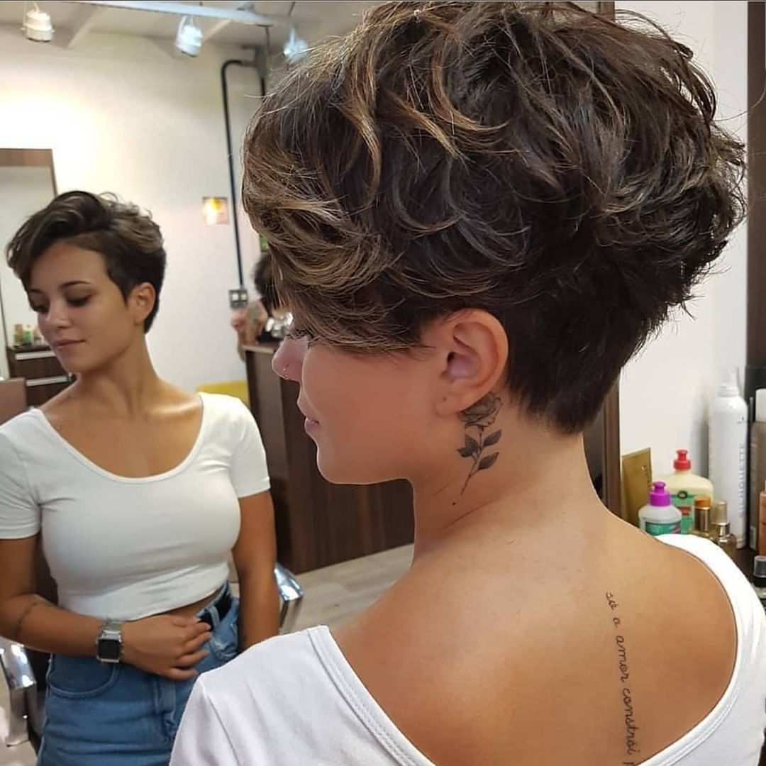 Pixie corto su capelli mossi - Instagram: @denyvir