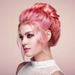 Acconciatura chignon capelli rosa - @Adobestock.com