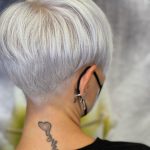 Pixie bianco corto con tatuaggio