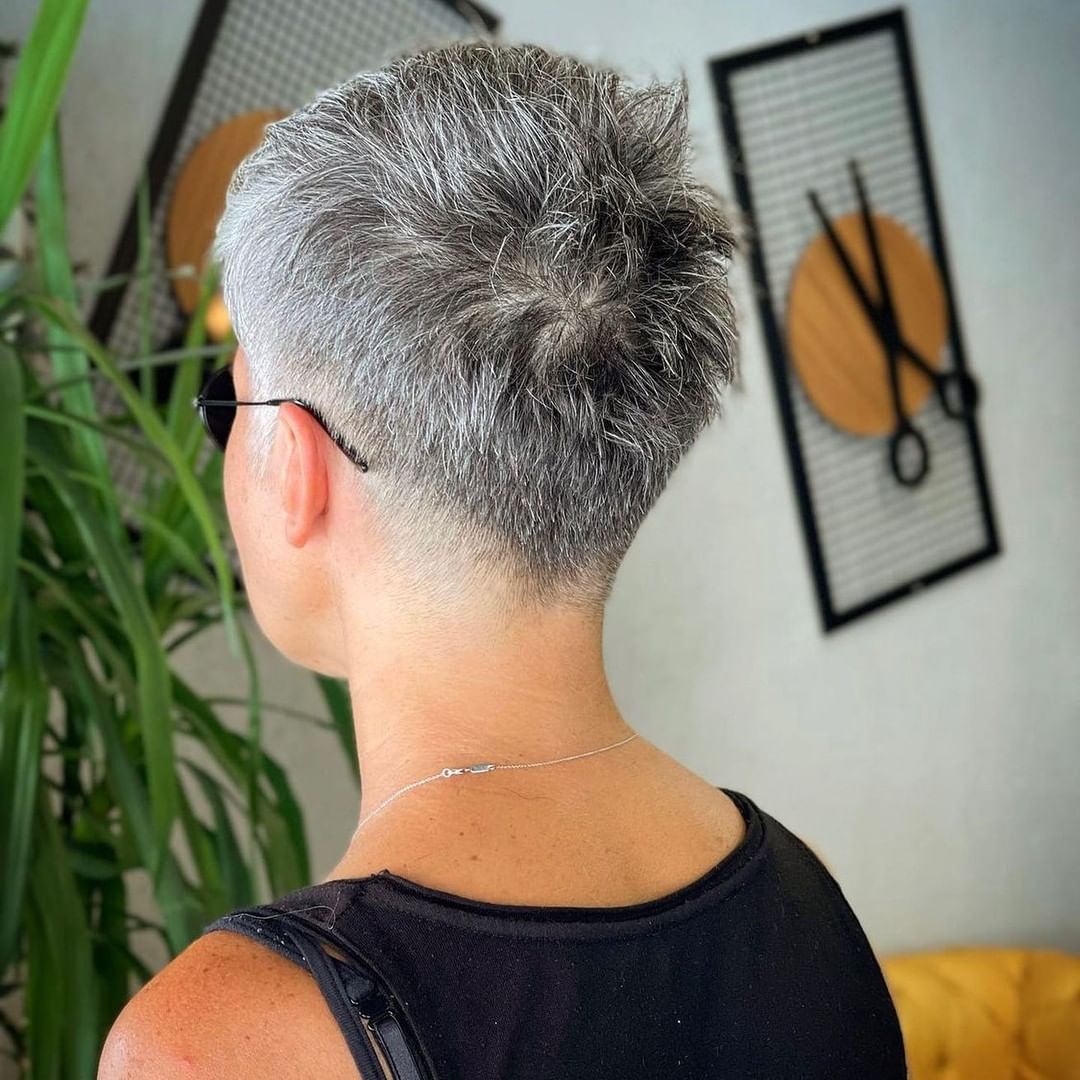 Pixie Cut Molto Corto Con Frangia Per Capelli Brizzolati Over 40 pixie-cut-molto-corto-con-frangia-per-capelli-brizzolati-over-40