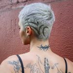 pixie grigio con tatuaggi