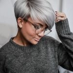 Capelli grigi smart su maglione grigio