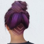 Dettaglio posteriore capelli viola