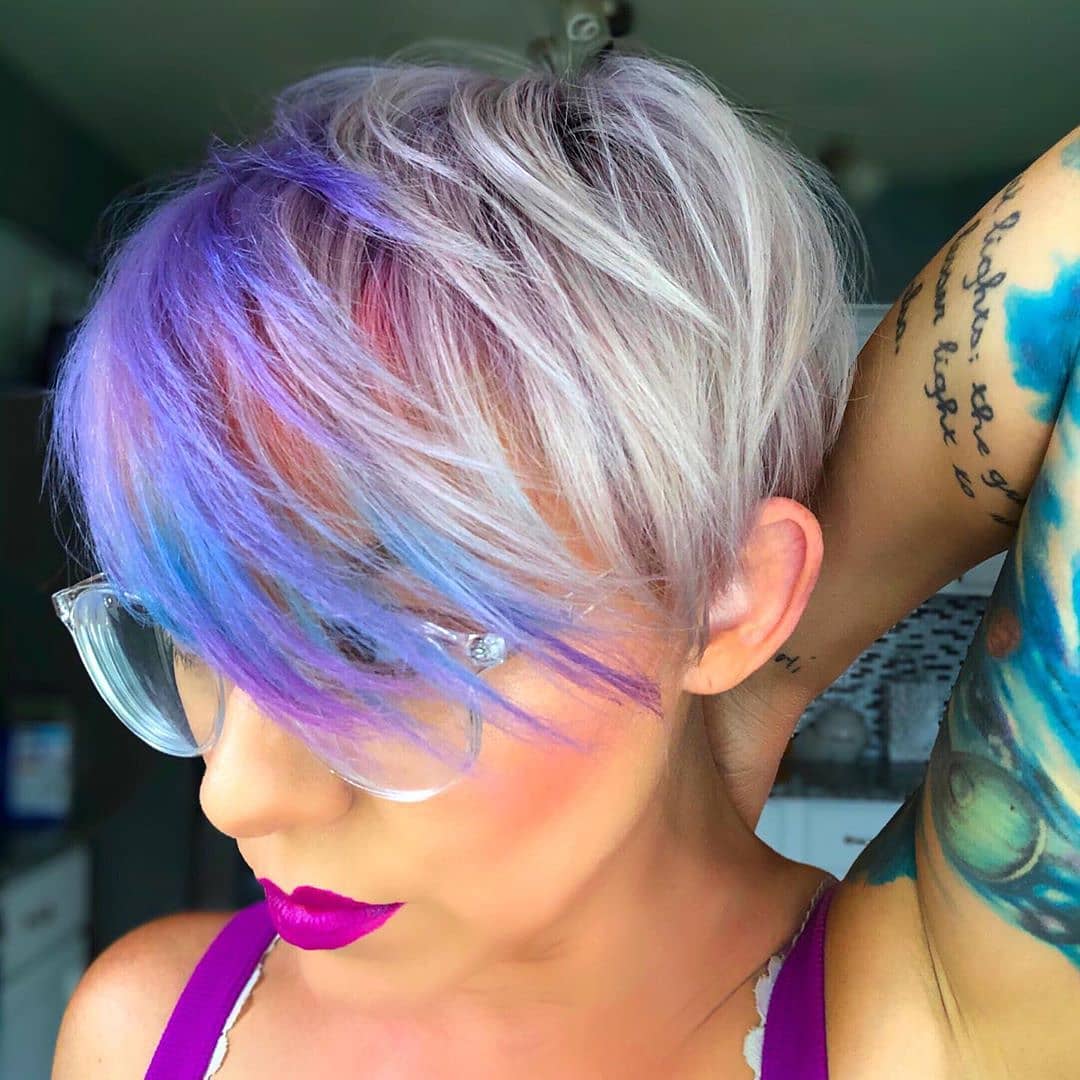 Taglio pixie corto con sfumature colorate - @hairmakesupbee