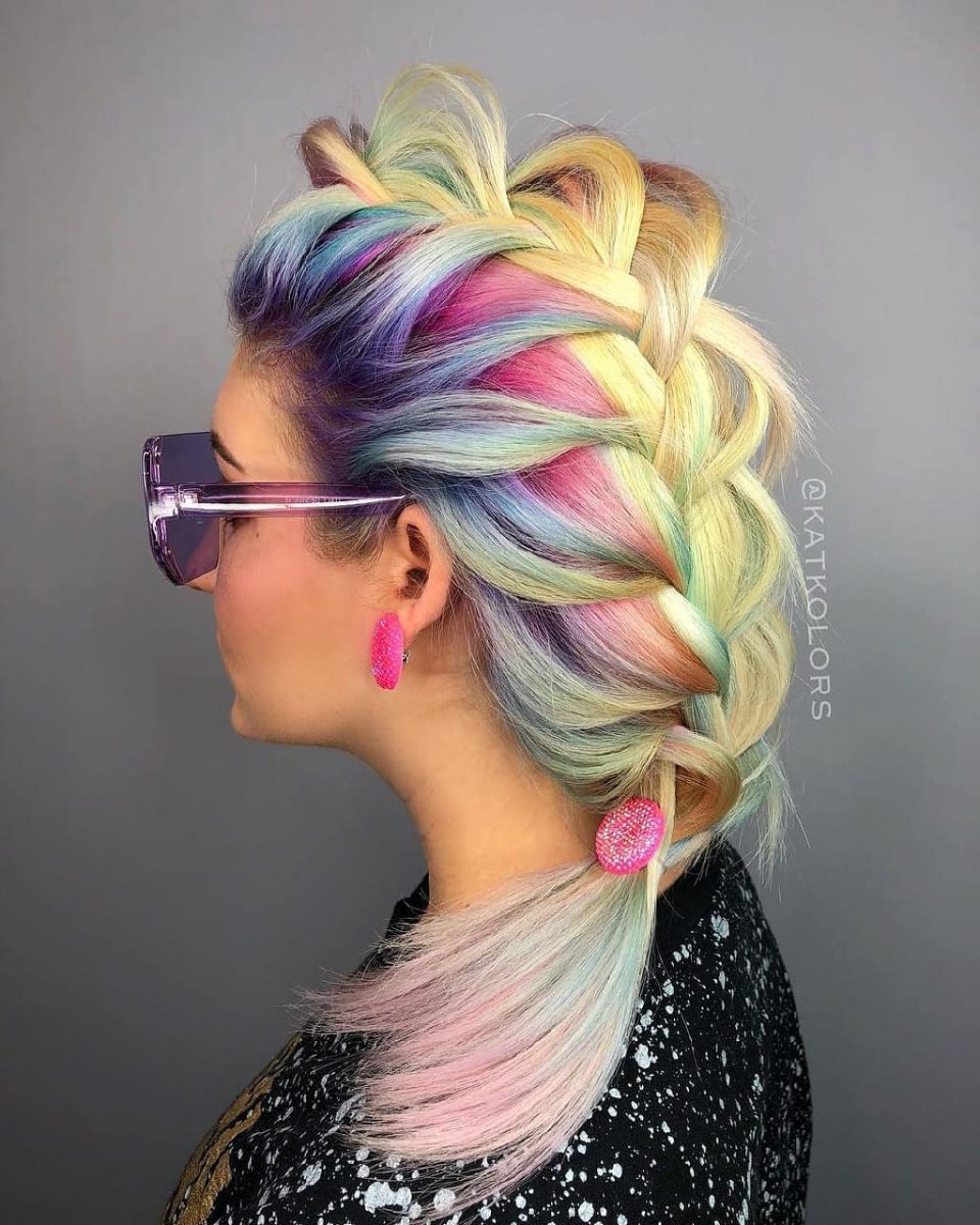Treccia particolare su capelli colorati - @buzzedandfaded