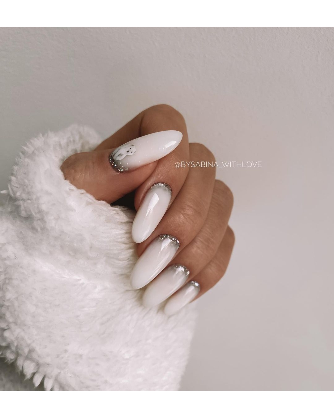 Unghie bianche con brillantini argento - @bysabina_withlove