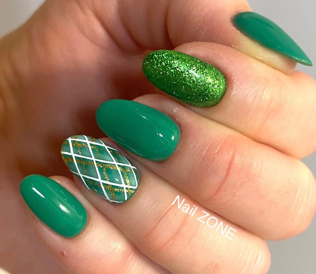 Nail art verde su unghie tonde - @nailzonemg