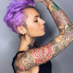 Pixie viola con tatuaggi