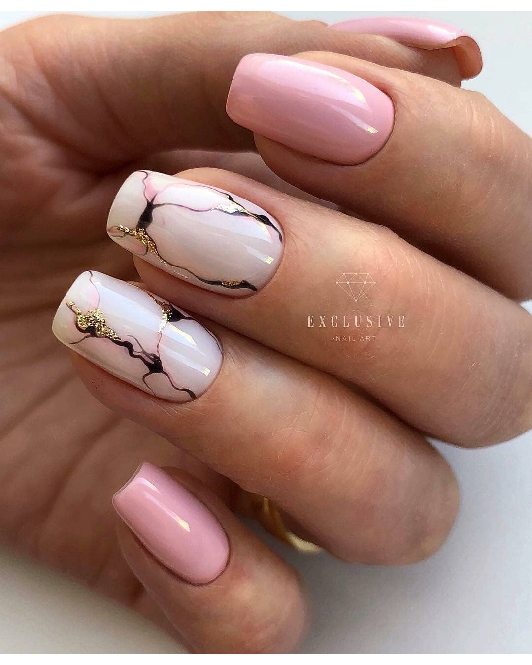 Unghie rosa con effetto marmo bianco - @exclusive_nail_spb