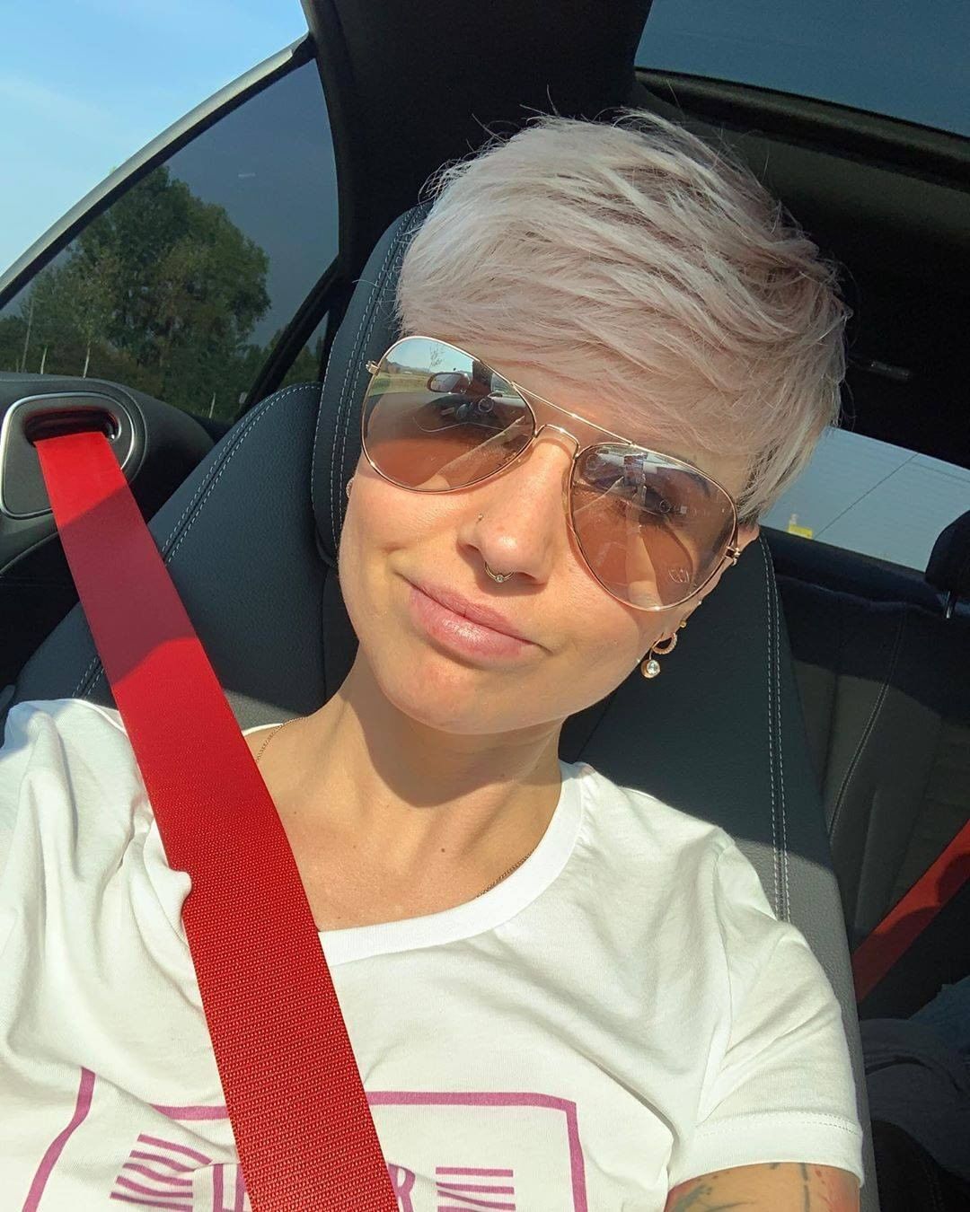 Pixie selfie in auto