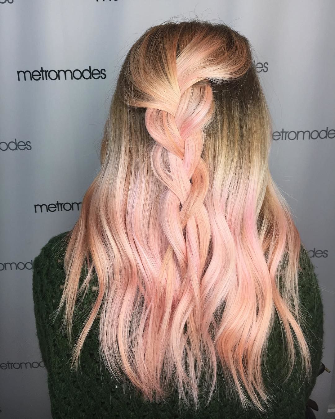 Treccia su capelli con sfumature rosa - @itsevanturkel