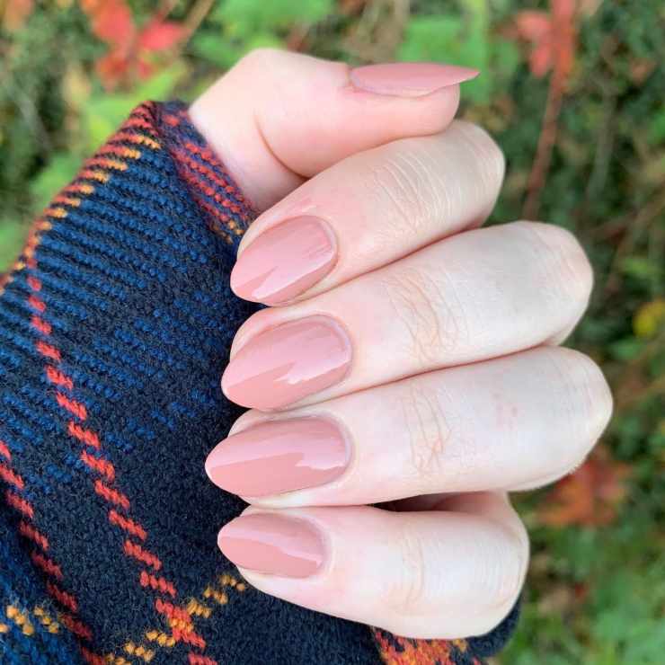 rosa nude unghie tendenze @charliisnails