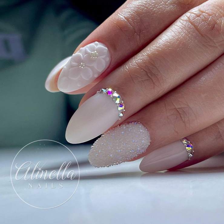 con perle segno manicure @alinellanails._