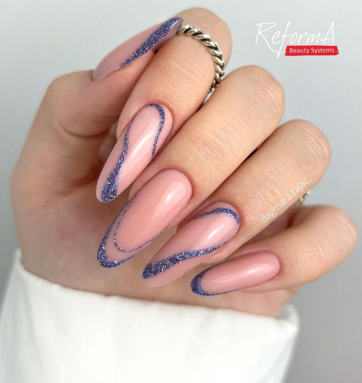 unghie naturali con micro nail art con blu