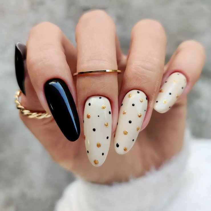 Nail Art black dot nails