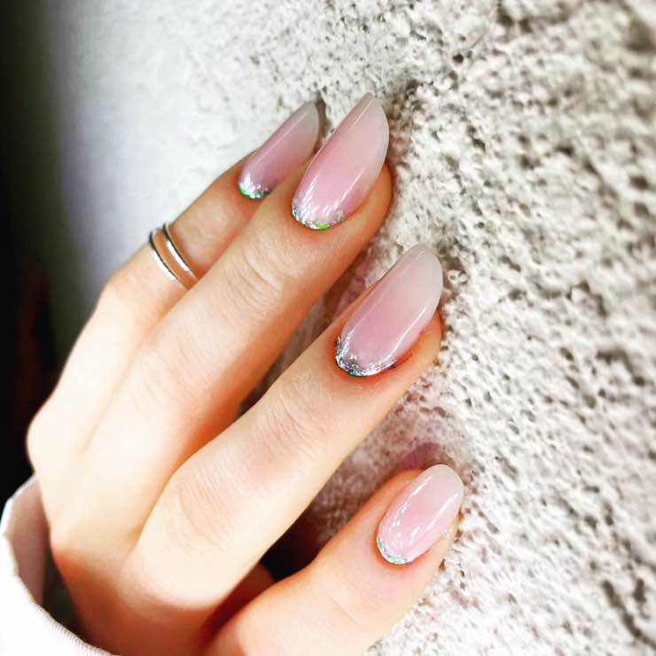 unghie effetto vetro con applique glitter @adelasandu_nails
