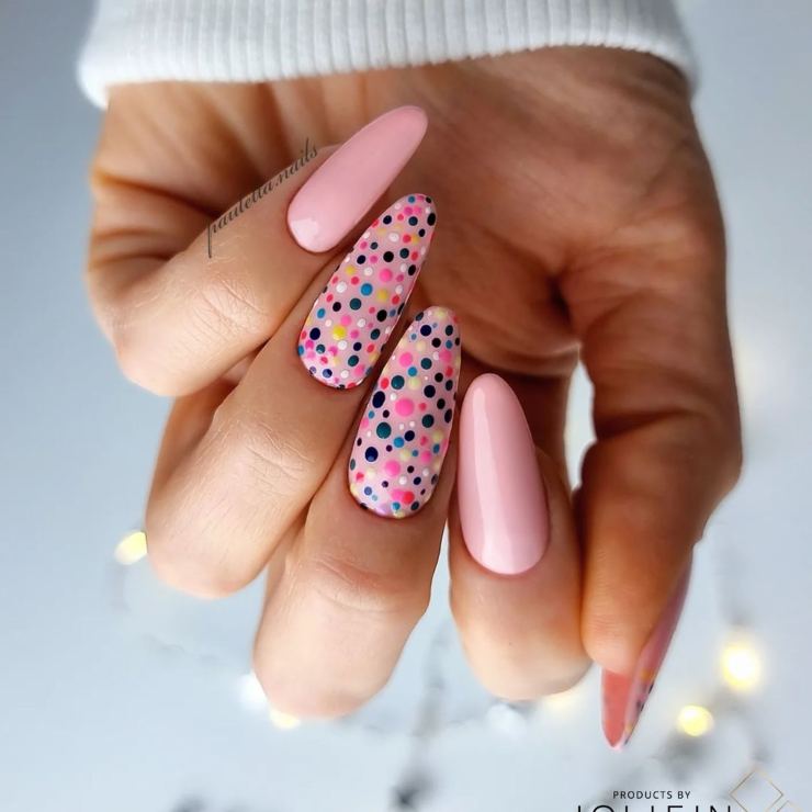 Nail art mix colori rosa e dettagli