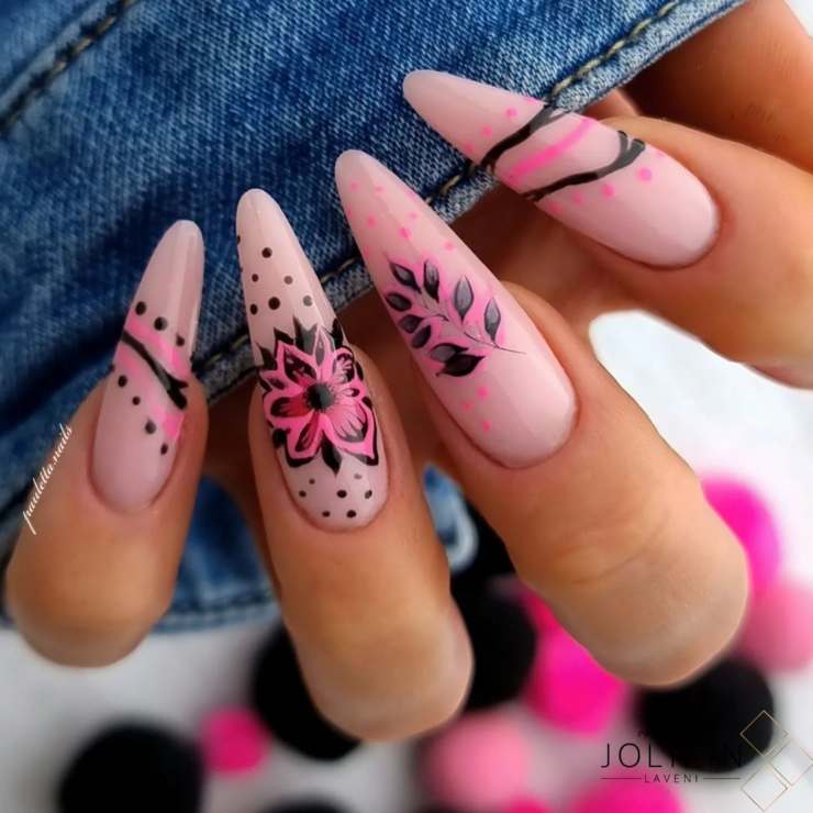 Nail art mix colori rosa e dettagli floreali