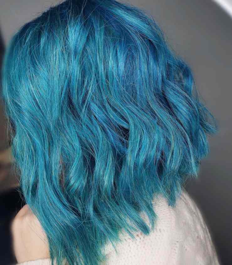Hair Bob con piega mossa tinta azzurra